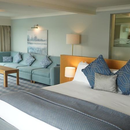 De Vere Cotswold Water Park South Cerney Bagian luar foto