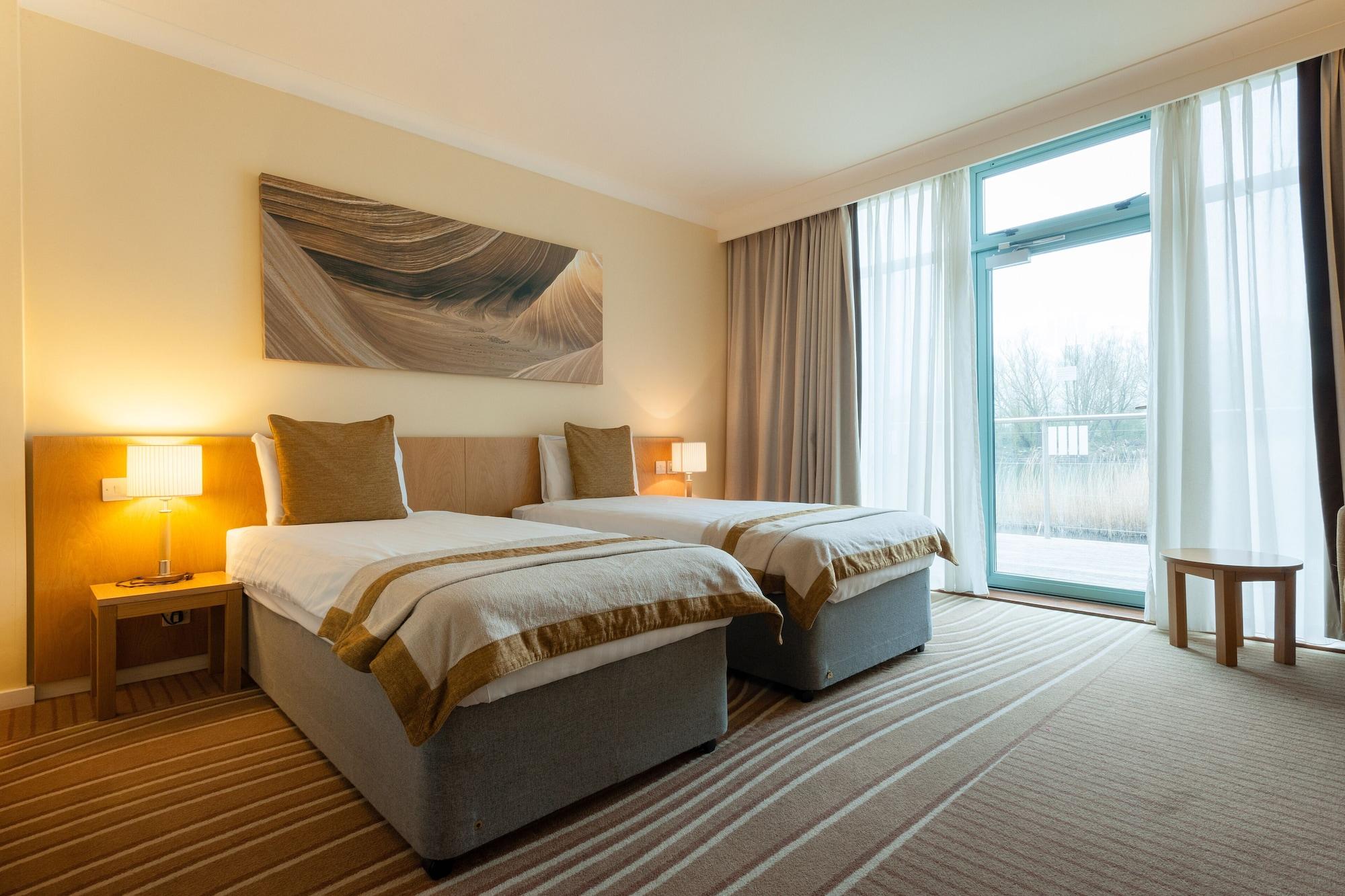 De Vere Cotswold Water Park South Cerney Bagian luar foto