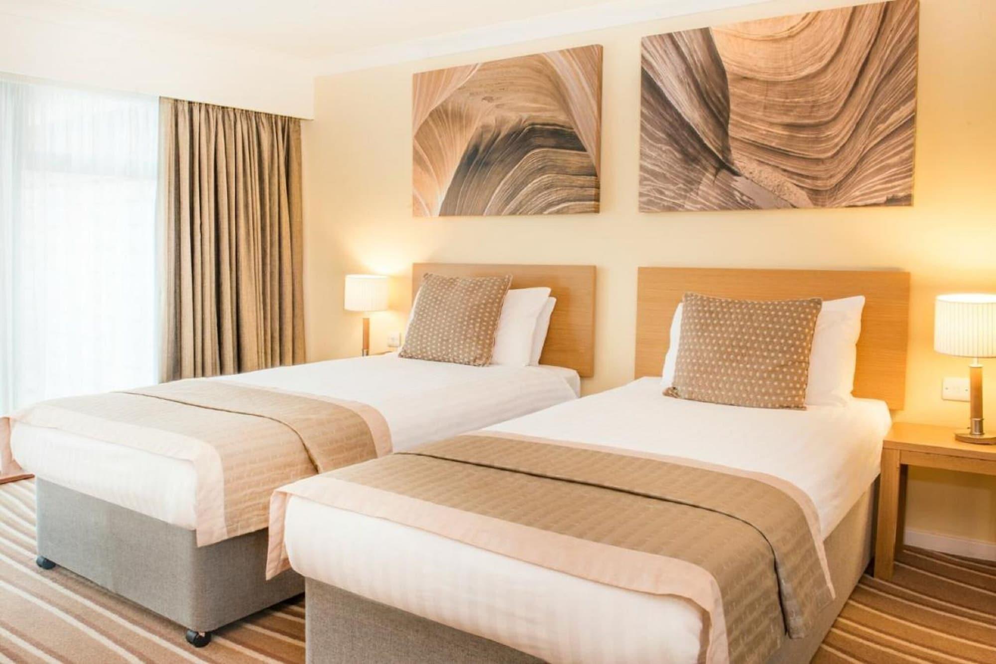 De Vere Cotswold Water Park South Cerney Bagian luar foto