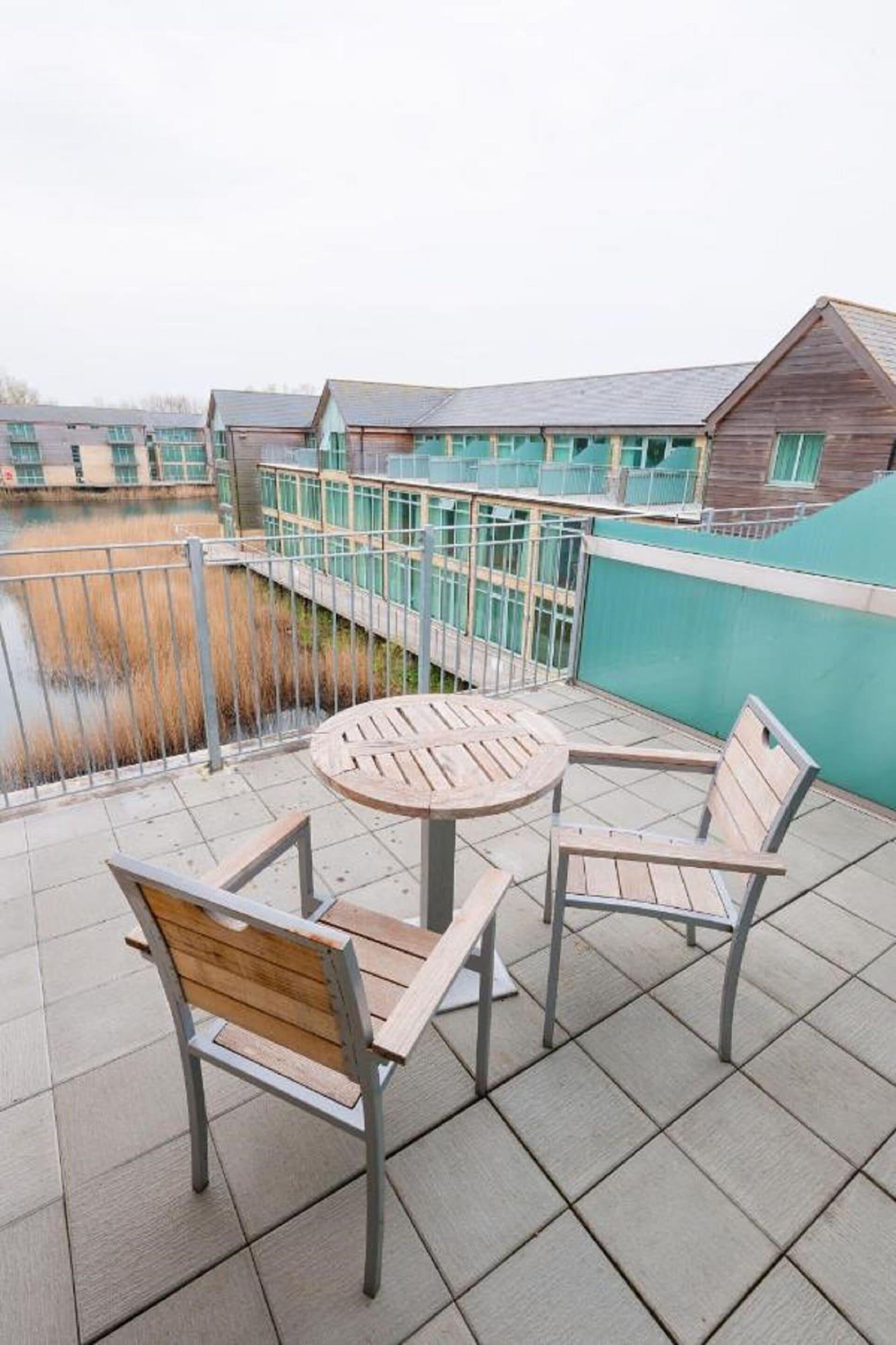 De Vere Cotswold Water Park South Cerney Bagian luar foto