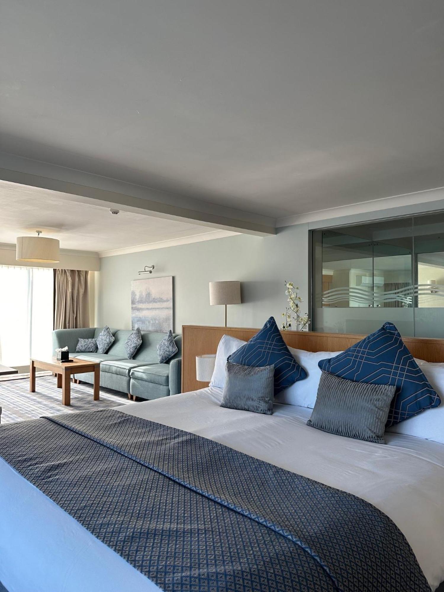 De Vere Cotswold Water Park South Cerney Bagian luar foto