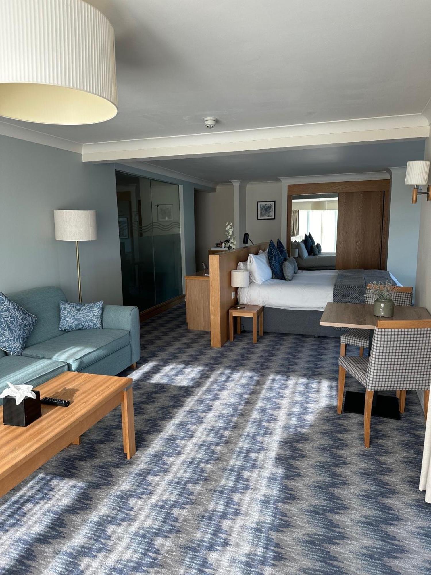 De Vere Cotswold Water Park South Cerney Bagian luar foto
