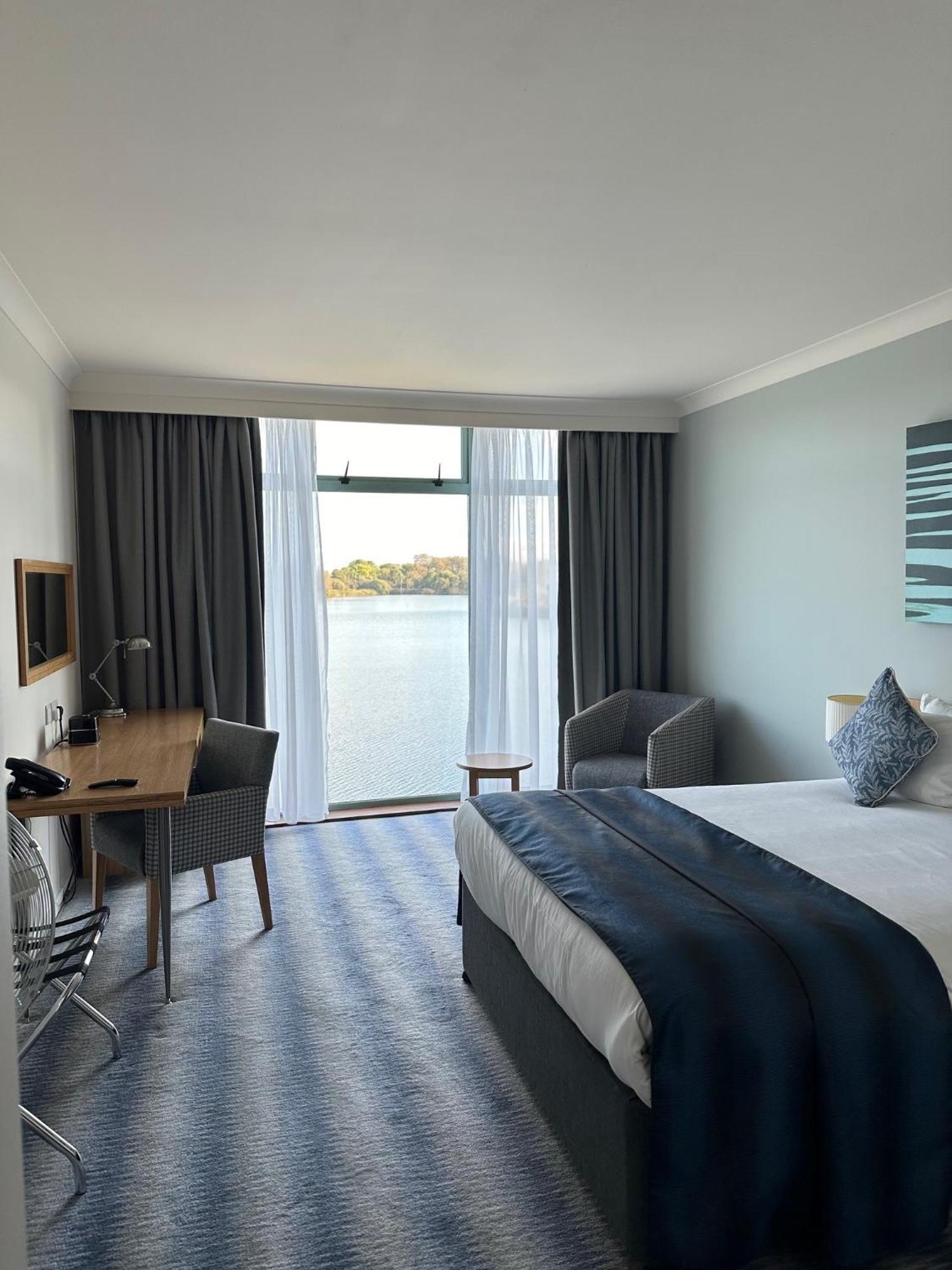 De Vere Cotswold Water Park South Cerney Bagian luar foto