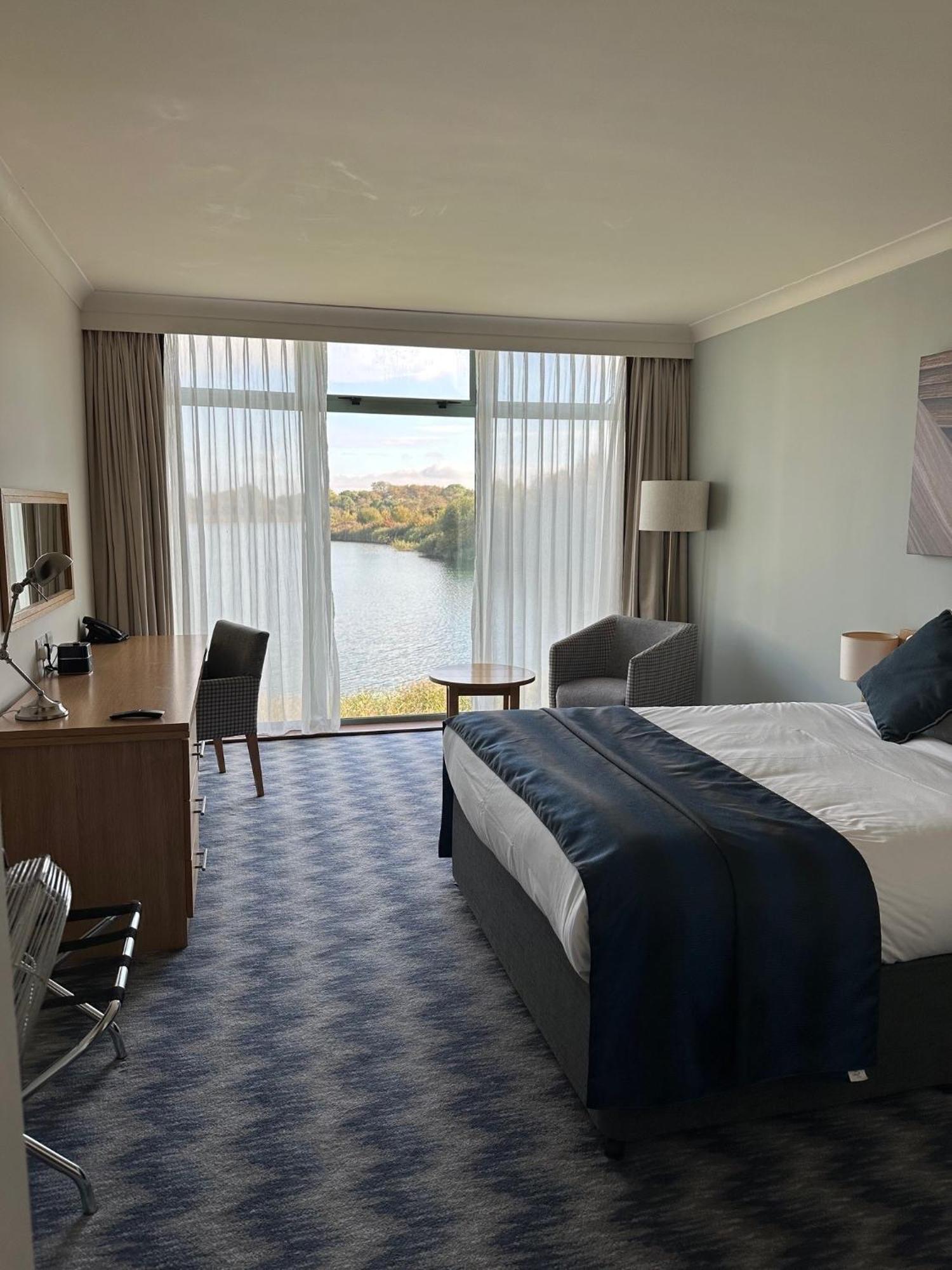 De Vere Cotswold Water Park South Cerney Bagian luar foto