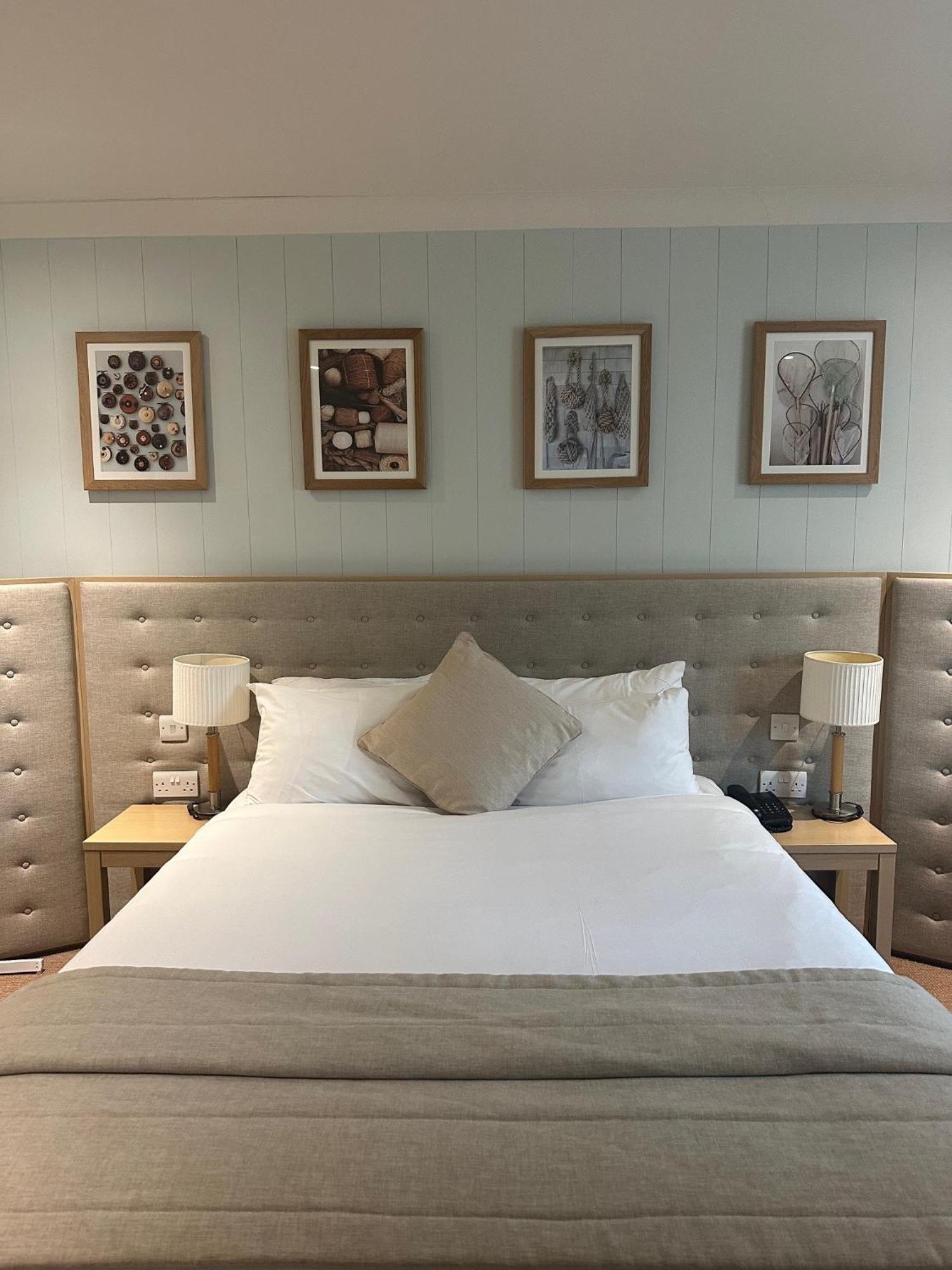 De Vere Cotswold Water Park South Cerney Bagian luar foto