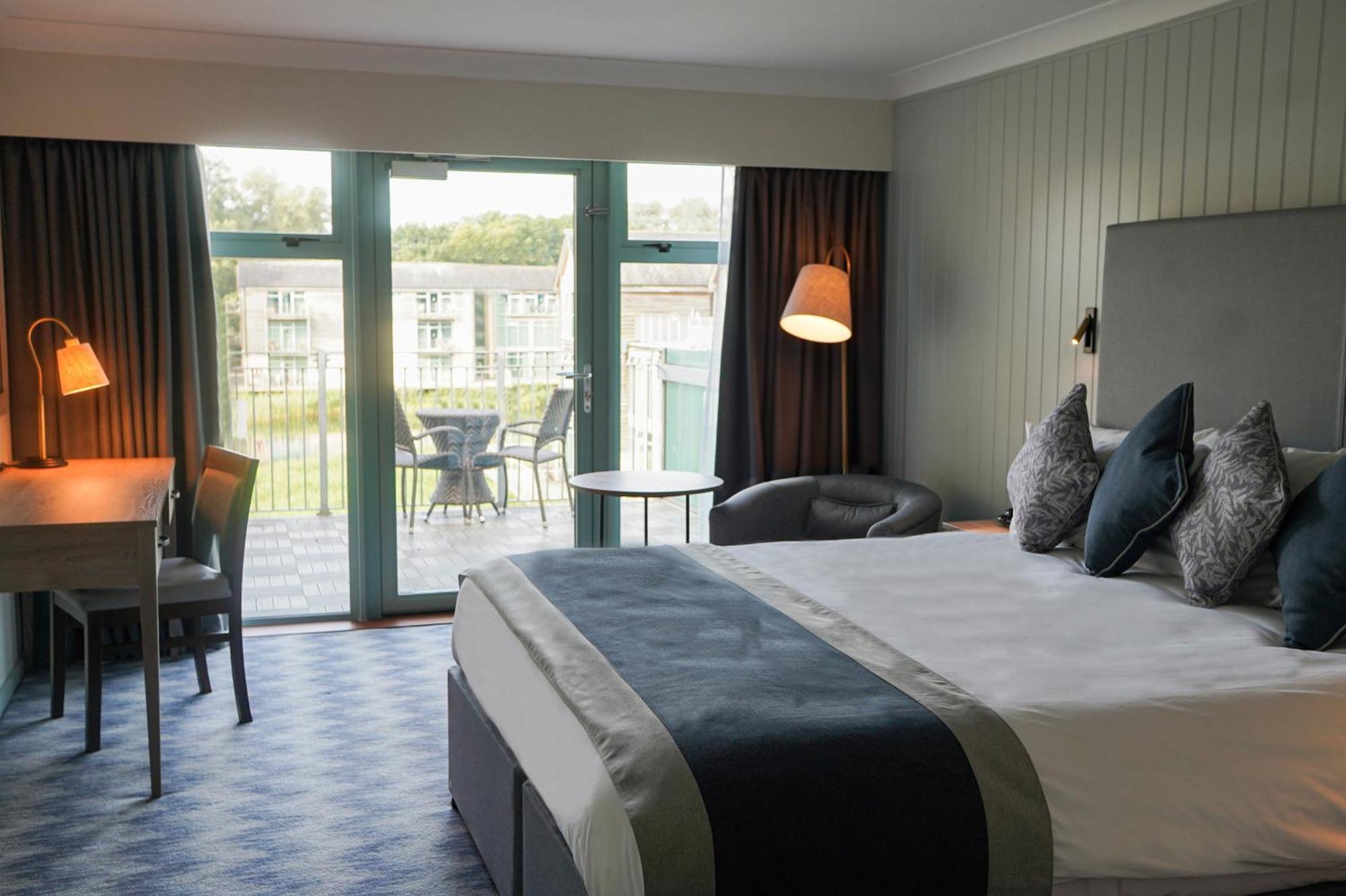 De Vere Cotswold Water Park South Cerney Bagian luar foto
