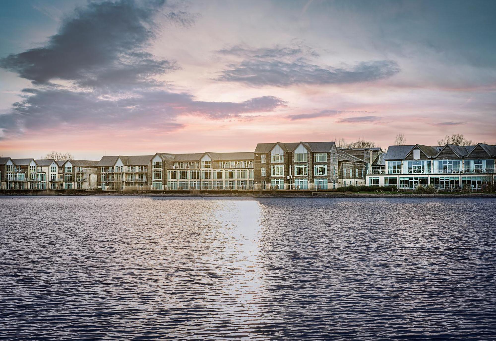De Vere Cotswold Water Park South Cerney Bagian luar foto