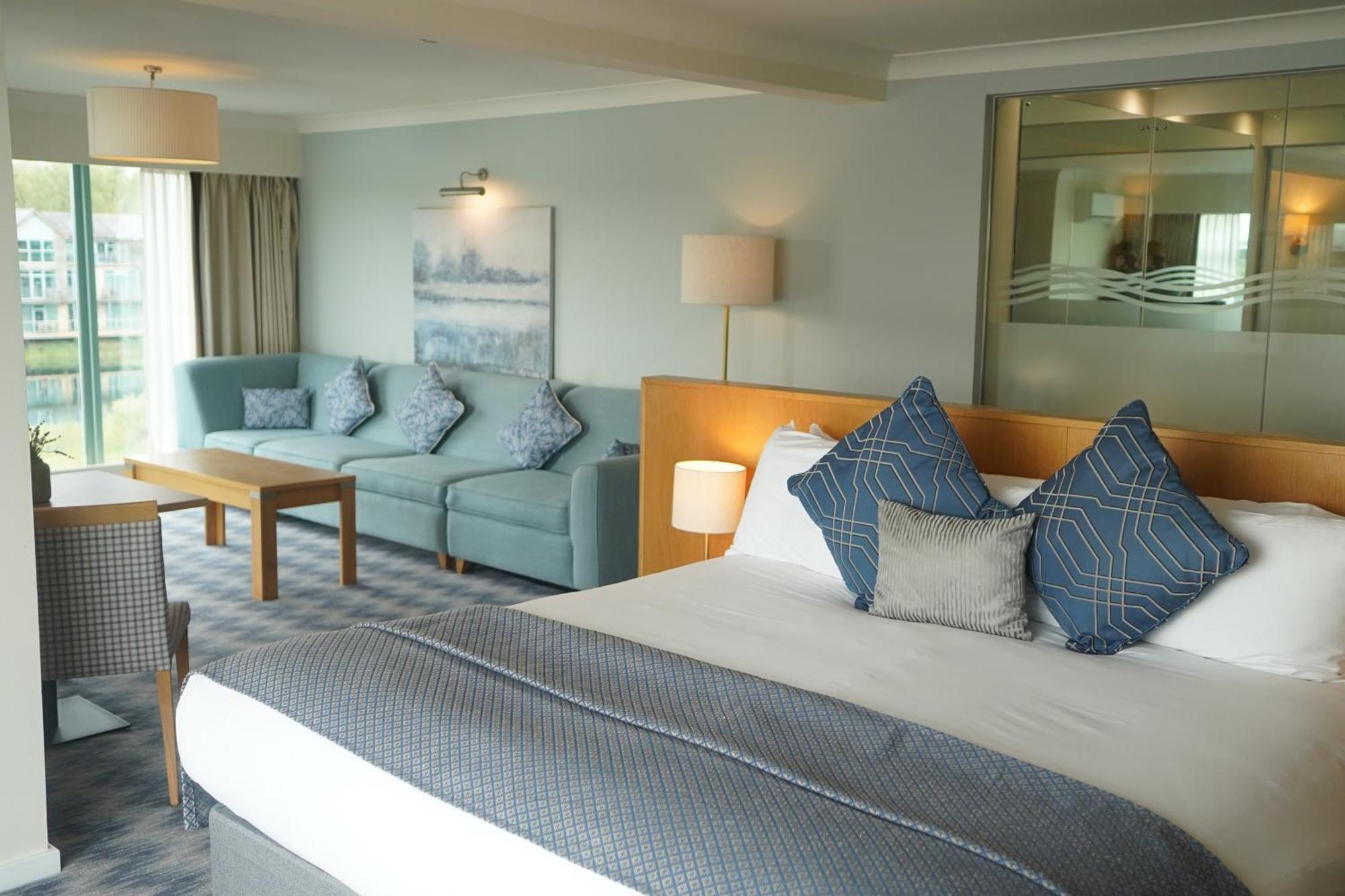 De Vere Cotswold Water Park South Cerney Bagian luar foto