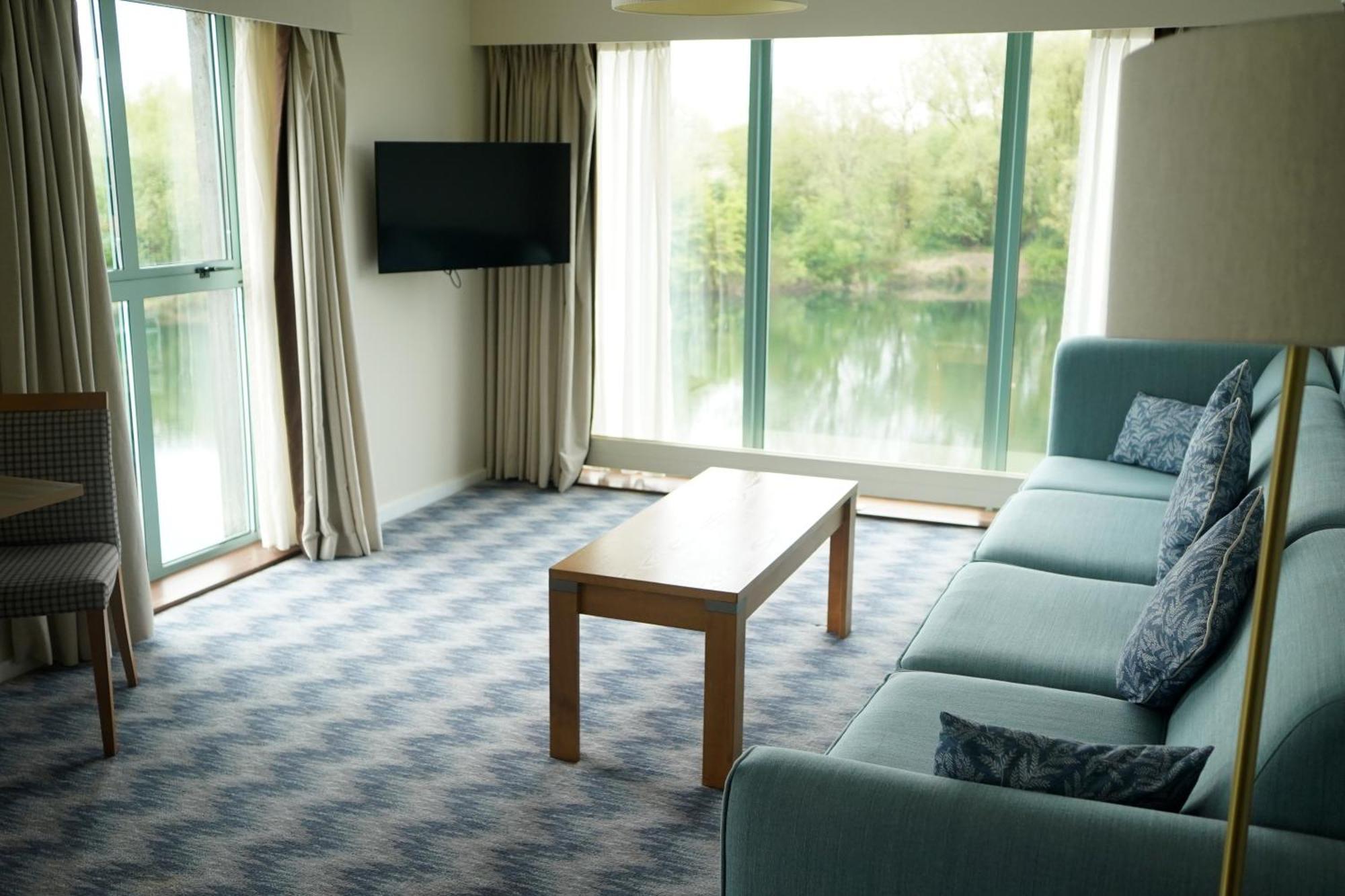 De Vere Cotswold Water Park South Cerney Bagian luar foto