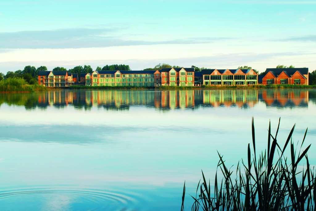 De Vere Cotswold Water Park South Cerney Bagian luar foto
