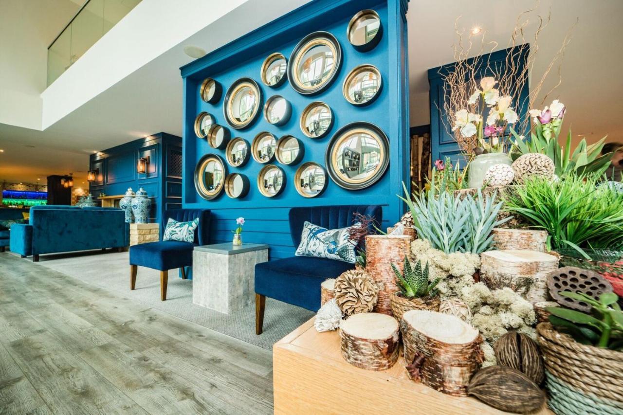 De Vere Cotswold Water Park South Cerney Bagian luar foto